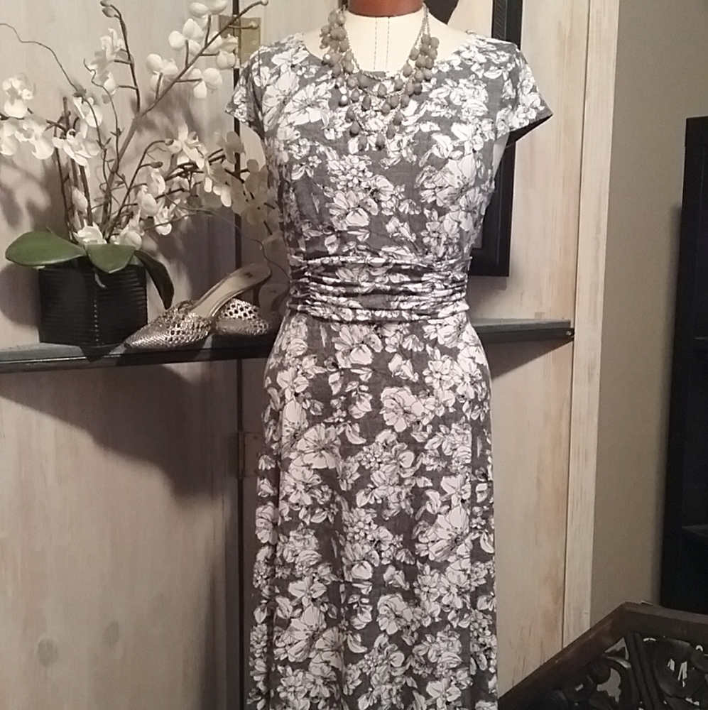 Connected | Dress - Picture 3 of 16